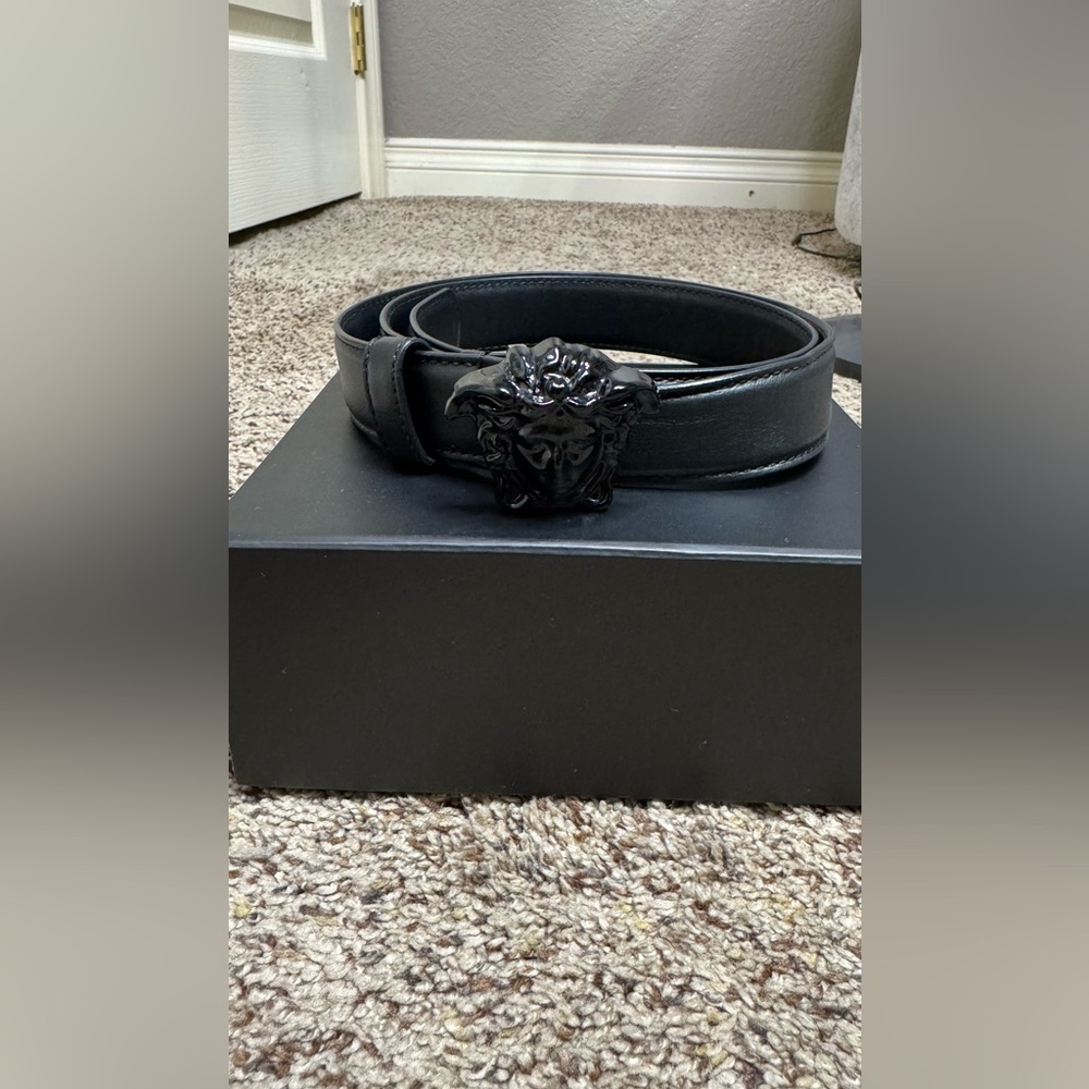 Versace Wonen’s Black Leather Belt Black Medusa. Great condition.  85/34